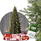 BoomDing Schmaler Weihnachtsbaum mit Beleuchtung | 210 cm hoch und 380 LED | Naturgetreuer künstlicher Tannenbaum mit einem Mix aus Spritzguss und PVC Nadeln | Inkl. stabilem Christbaumständer