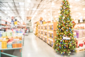 Künstliche Weihnachtsbäume eignen sich hervorragend um die Eingangsbereiche von Geschäften in Szene zu setzen.